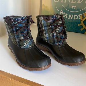 NEVER WORN Plaid Duck Boots US W 6.5 M